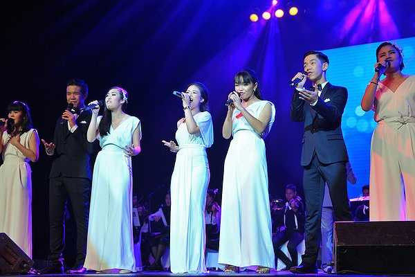 Trong chương trình này, Dương Hoàng Yến biểu diễn cùng ban nhạc Ruamsmai, đây là ban nhạc tuổi teen nổi tiếng nhất Thái Lan, quy tụ các tài năng từ 12 đến 18 tuổi tới từ khắp nơi trên xứ Chùa Vàng. 