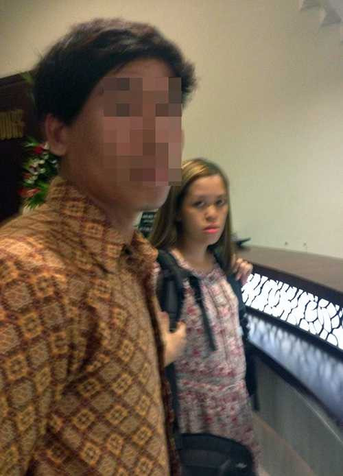 Nguyễn Phương Quỳnh bị điều tra cùng với ông Kark về hành vi “chiếm đoạt trẻ em” và “trộm cắp tài sản”.