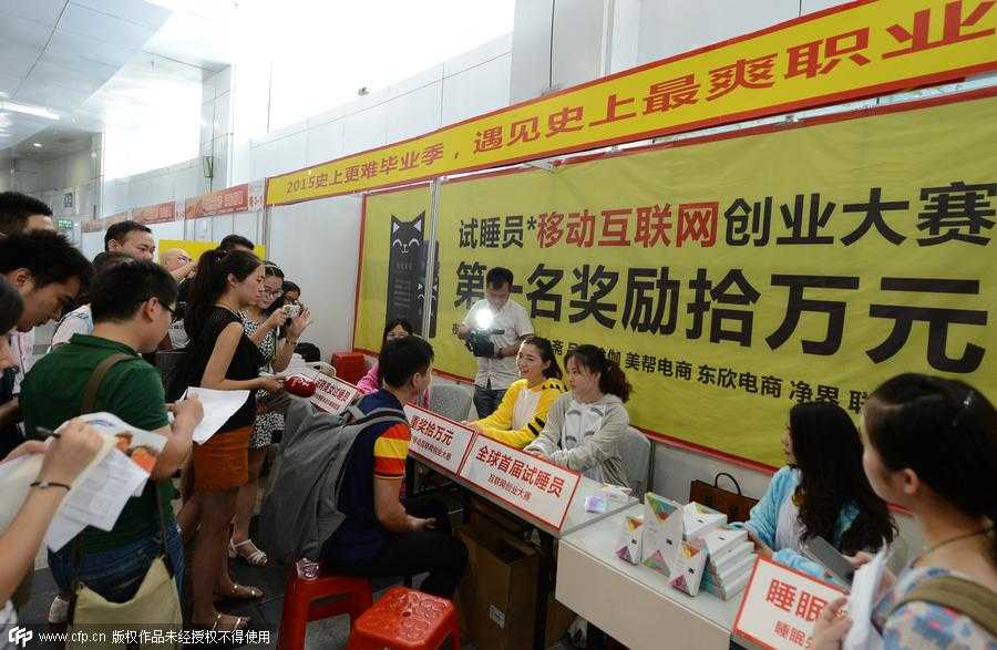 Khá đông ứng cử viên tới đăng ký