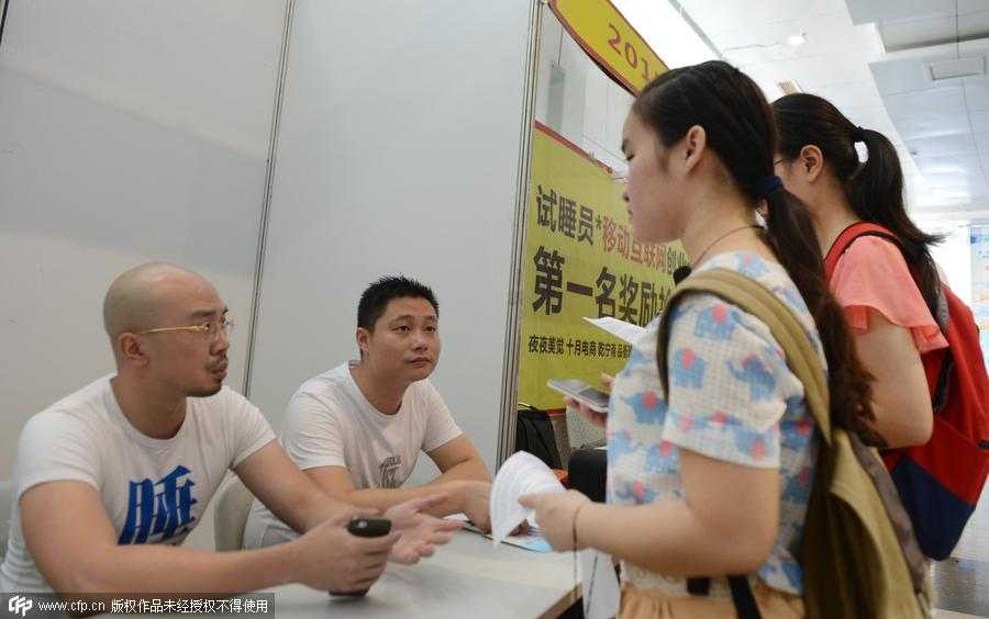 Nhà thôi miên trò chuyện với ứng viên