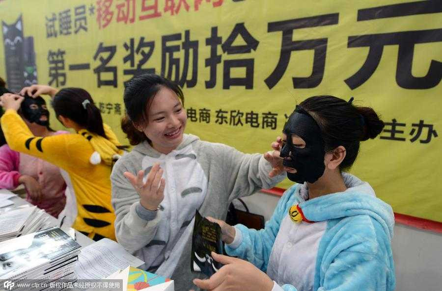 Nhân viên tuyển dụng giúp nhau đeo mặt nạ