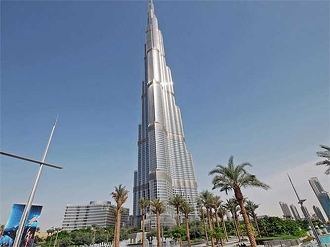 Tòa tháp Burj Khalifa gồm 164 tầng, nhiều hơn bất cứ tòa nhà nào trên thế giới và có một ban công trên tầng 124 cho phép nhìn toàn cảnh thành phố. 