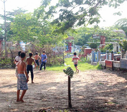 Chơi đùa bên những nấm mộ