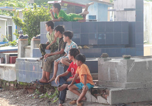 Dù còn nhỏ, những chúng cũng khát khao được vui đùa, học cùng các bạn cùng trang lứa bên ngoài nghĩa trang.