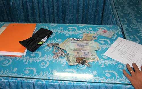 Số tài sản, giấy tờ CQCA thu giữ trong người của đối tượng. (Ảnh: Quang Thành) Số tài sản, giấy tờ CQCA thu giữ trong người của đối tượng. (Ảnh: Quang Thành)