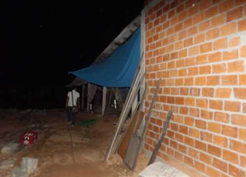 Tại thời điểm Nghĩa vào nhà xin nước và cơm để ăn, gia đình bà Vơ đang xây nhà và sinh hoạt ở căn nhà tạm phía sau. (Ảnh: Quang Thành) Tại thời điểm Nghĩa vào nhà xin nước và cơm để ăn, gia đình bà Vơ đang xây nhà và sinh hoạt ở căn nhà tạm phía sau. (Ảnh: Quang Thành)