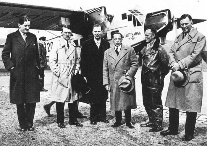 Adolph Hitler và nhà sáng lập hãng xe Ford Henry Ford rất ngưỡng mộ nhau. Mỗi người giữ một tấm ảnh của người kia trên bàn làm việc