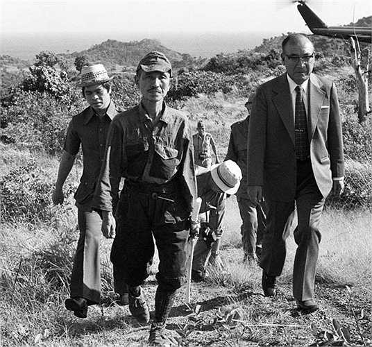 Hiroo Onoda, một sĩ quan tình báo quân đội Nhật Bản đã chiến đấu trong Thế chiến II, không đầu hàng vào năm 1945. Cho đến năm 1974, sau gần 30 năm, ông làm việc ở Philippines. Chỉ huy cũ của ông sau đó đã mất nhiều công tìm kiếm và miễn nhiệm cho ông 