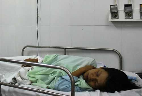 Sản phụ Duyên vẫn còn hoảng loạn và lo lắng cho sức khỏe của con trai. Ảnh: Minh Anh. Sản phụ Duyên vẫn còn hoảng loạn và lo lắng cho sức khỏe của con trai. Ảnh: Minh Anh.