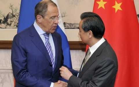 Ngoại trưởng Trung Quốc Vương Nghị (phải) gặp người đồng cấp Nga Sergey Lavrov. (ảnh: Reuters) Ngoại trưởng Trung Quốc Vương Nghị (phải) gặp người đồng cấp Nga Sergey Lavrov. (ảnh: Reuters)