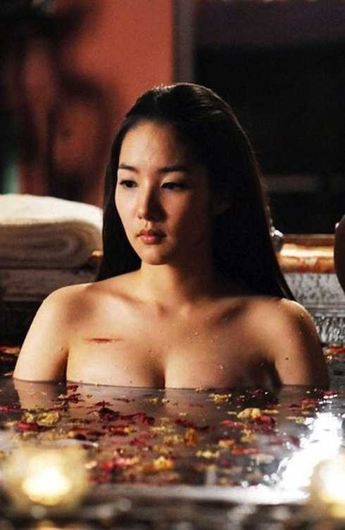 Cảnh tắm tâm trạng buồn của nhân vật do Park Min Young thủ vai trong phim cổ trang Princess Ja Myung Go bị cho là lạm dụng việc hở ngực