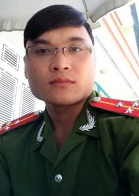 Nguyên Văn Thân trong trang phục công an dỏm. Ảnh: ANTĐ