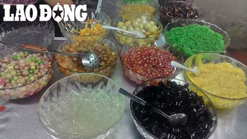 Đủ các loại sặc sỡ nguyên liệu không rõ nguồn gốc trong cốc chè. Đủ các loại sặc sỡ nguyên liệu không rõ nguồn gốc trong cốc chè.