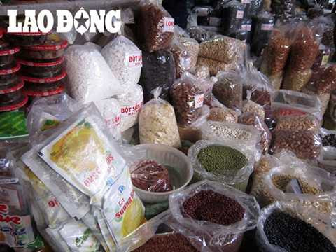 Một quầy hàng bán đủ các nguyên liệu không rõ nguồn gốc làm chè tại chợ Đồng Xuân. Một quầy hàng bán đủ các nguyên liệu không rõ nguồn gốc làm chè tại chợ Đồng Xuân.