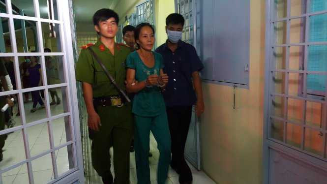 Bị can Nguyễn Thị Vân được đưa về trại tạm giam. (Ảnh: Tuổi trẻ)