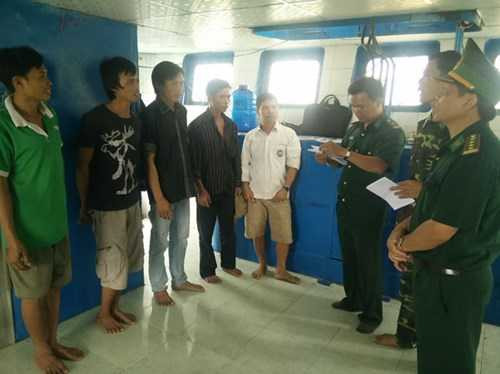 Bộ đội biên phòng làm việc với các thuyền trưởng có phương tiện bị bắt giữ