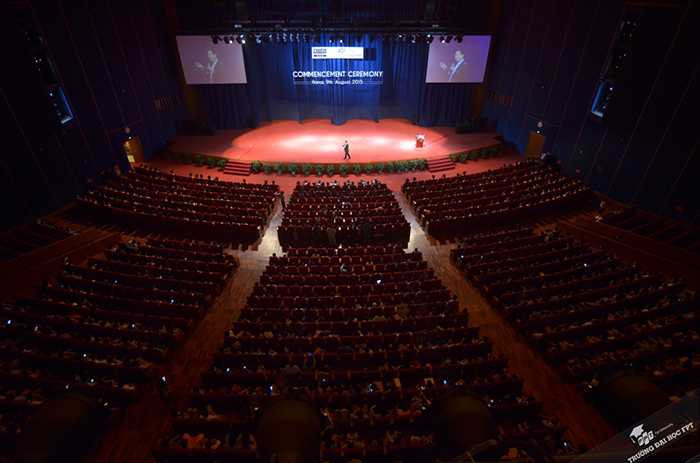 Ông Bình chia sẻ kinh nghiệm trước 600 sinh viên và hàng nghìn khách mời