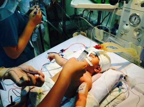 Bệnh nhi đang được các y, bác sĩ tập trung cứu chữa, chăm sóc - Ảnh: L.TH.H