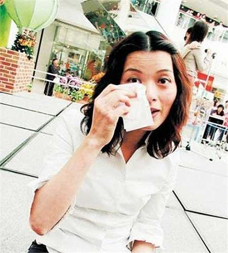 Thu nhập của cô thời gian sau còn không bằng người giúp việc. Không còn lựa chọn nào khác, Lưu Cẩm Linh phải tìm đường thoát thân, đi học nghề bảo hiểm và giải nghệ vào năm 2006. Gần 10 năm trở lại đây, Lưu Cẩm Linh an phận với cuộc sống kiếm ăn qua ngày của mình.