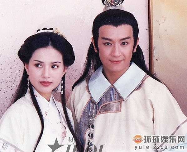 'Đoàn Dự' Trần Hạo Dân: Vai diễn Đoàn Dự trong bộ phim truyền hình Thiên long bát bộ do đài truyền hình TVB sản xuất vào năm 1997 đã giúp Trần Hạo Dân trở thành ngôi sao nổi tiếng khắp châu Á. Anh liên tiếp có mặt trong các dự án lớn và được đánh giá 'nhất ca' của TVB thời gian dài. (Ảnh chụp cùng Lý Nhược Đồng trong vai Vương Ngữ Yên).