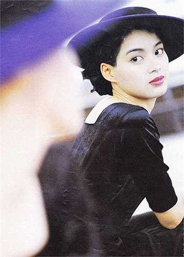 Đằng sau ống kính, Lưu Cẩm Linh có cuộc đời truân chuyên. Năm 1995, báo chí Hong Kong xôn xao thông tin một nữ diễn viên họ Lưu bị xã hội đen cưỡng bức, sau đó bị tống tiền. Nhiều người nghĩ đó là Lưu Gia Linh, nhưng bất ngờ, Lưu Cẩm Linh đứng ra thừa nhận nạn nhân ấy là mình. Thay vì cảm thông, ATV lại ra lệnh 'đóng băng' Lưu Cẩm Linh, khiến cô không có phim đóng và buộc lòng phải chấm dứt sớm hợp đồng 5 năm với hãng truyền hình này. Cô đầu quân cho TVB nhưng sự nghiệp không khá hơn là bao.