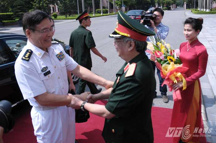 Thứ trưởng Quốc phòng, Thượng tướng Nguyễn Chí Vịnh đón Thượng tướng Tôn Kiến Quốc, Phó Tổng tham mưu trưởng Quân đội Trung Quốc chiều 10/8 - Ảnh: Tùng Đinh