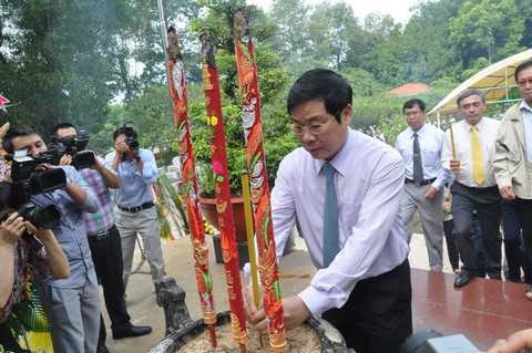 Bộ trưởng Nguyễn Bắc Son dâng hương tại nghĩa trang liệt sỹ Giao bưu - Thông tin R.