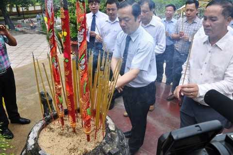 Tổng Giám đốc Tập đoàn VNPT Phạm Đức Long dâng hương. 