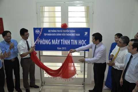 Bộ trưởng Nguyễn Bắc Son cùng Đoàn kéo băng khai trương Phòng máy tính – với 15 máy vi tính mới do VNPT dành tặng cho tỉnh Tây Ninh. 
