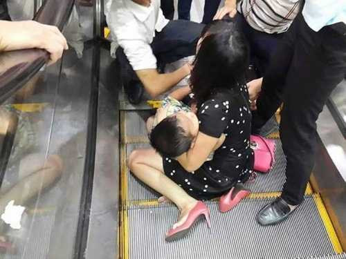 Đi dự tiệc cùng bố mẹ, bé 3 tuổi bị kẹt chân vào thang cuốn