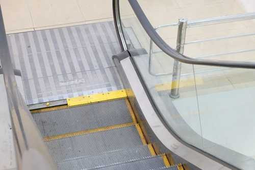 Đi dự tiệc cùng bố mẹ, bé 3 tuổi bị kẹt chân vào thang cuốn