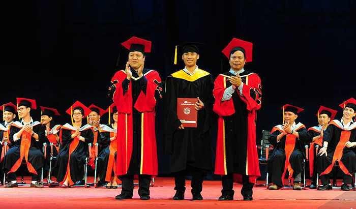 Từng sinh viên fpt được nhà trường trao bằng tốt nghiệp