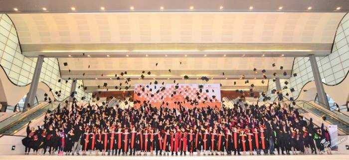 Gần 100 sinh viên được tuyển dụng ngay tại lễ tốt nghiệp