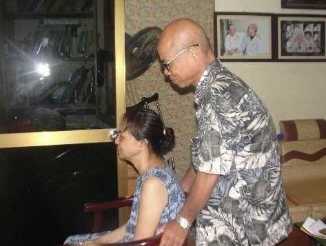 Hán Văn Tình mắc ung thư vẫn tự chế ‘xe lăn’ cho vợ ngồi sau tai nạn