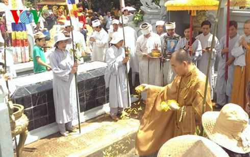 Làm lễ an táng cho hai nạn nhân xấu số