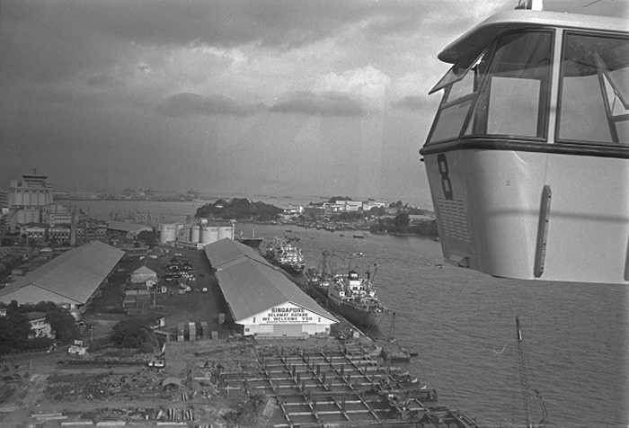 Cáp treo nối giữa Mouth Faber - một ngọn đồi cao khoảng 105m với Sentosa chụp hồi tháng 2/1974