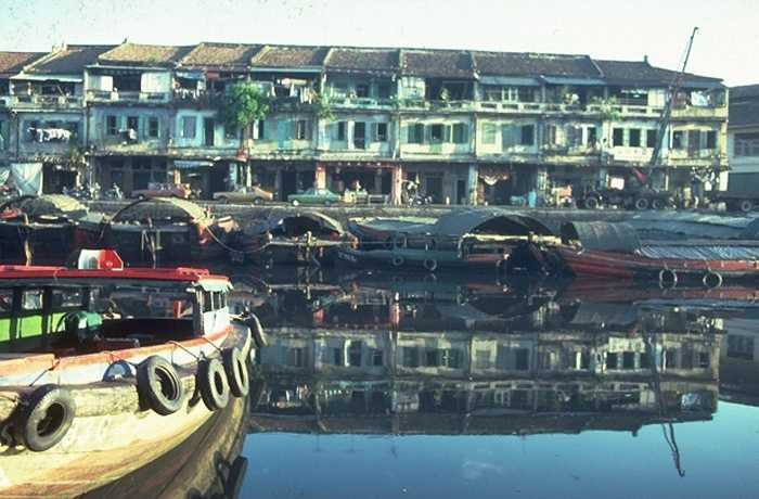 Clarke Quay với những con thuyền đỗ san sát năm 1980