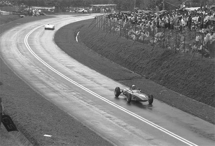 Giải Grand Prix Malaysia diễn ra năm 1964 ở đường đua Thomson Road Circuit của Singapore hiện nay