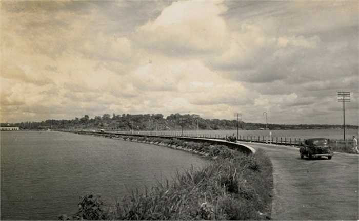Con đường nối Joho Bahru (Malaysia) với Singapore chụp năm 1950