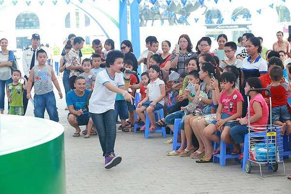 Xen kẽ với những trò chơi bổ ích, hot boy nhí Mai Chí Công còn gửi tới những tiết mục biểu diễn khuấy động không khí ngày hội như Cho bạn cho tôi, Ngày đẹp tươi. 