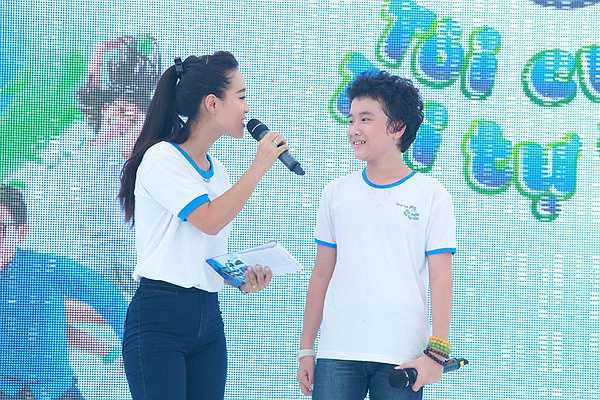 Bên cạnh đó, 'tiểu Hương Tràm' Thu Hà cũng góp vui với ca khúc Vút bay, Hát.