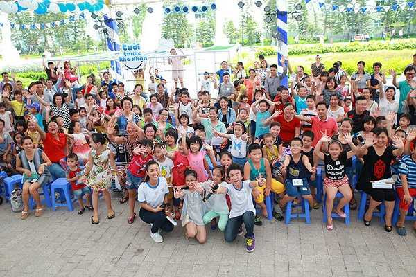 Cậu bé tóc xoăn Hoàng Anh biểu diễn hai bài hát One way or another và Nụ cười thiên thần.