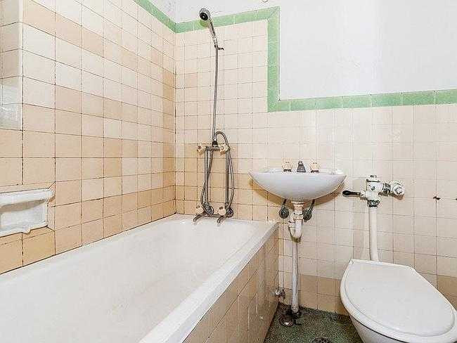 Phòng tắm trong căn hộ siêu nhỏ, siêu đắt.