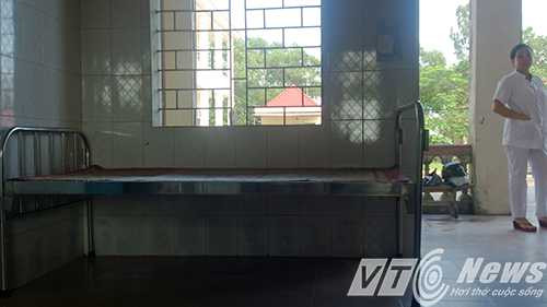 Nơi nạn nhân đang được cấp cứu thì bị nhóm côn đồ tiếp tục đến truy sát đến chết - Ảnh MK Nơi nạn nhân đang được cấp cứu thì bị nhóm côn đồ tiếp tục đến truy sát đến chết - Ảnh MK