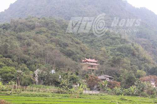 Đền thờ rắn nằm dưới chân núi Cấm Đền thờ rắn nằm dưới chân núi Cấm