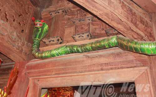 Hình nộm rắn có rất nhiều trong đền Hình nộm rắn có rất nhiều trong đền