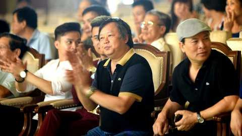 Nhạc sỹ Lương Ngọc Minh (người ngồi giữa), Giám đốc âm nhạc Sao Mai 2015 Nhạc sỹ Lương Ngọc Minh (người ngồi giữa), Giám đốc âm nhạc Sao Mai 2015