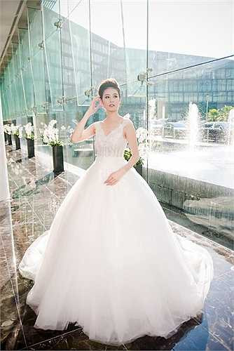 Siêu mẫu Hà Phương hóa thân thành cô dâu trong những thiết kế trang phục cưới của NTK Phương Linh.