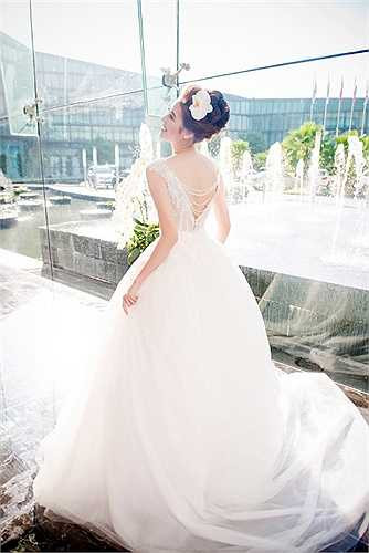 Được biết, trong những thiết kế của NTK Phương Linh, có mẫu được may bằng 280m vải voan Nhật 18 với lớp váy để tạo độ phồng, 36500 viên pha lê nhập khẩu từ Tiệp, 4 thợ lành nghề đính pha lê lên váy trong suốt 1 tuần mới xong.