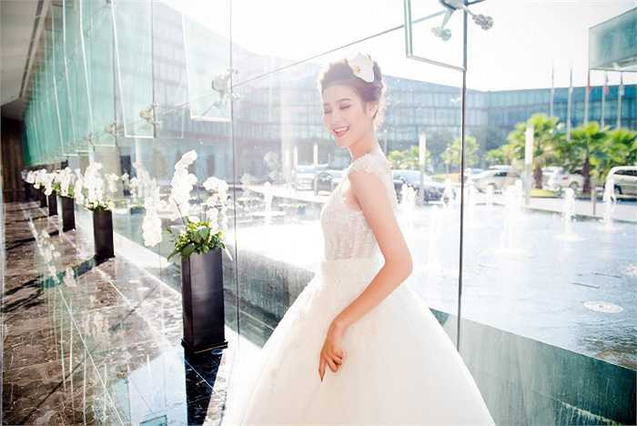 Ngắm siêu mẫu Hà Phương nổi bật trong thiết kế váy cưới.